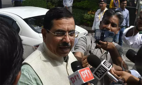 நாடாளுமன்ற சிறப்பு கூட்டத்தொடரை கண்டு காங்கிரஸ் அஞ்சுவது ஏன்?  மத்திய மந்திரி கேள்வி