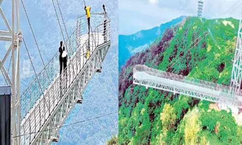 கேரளாவில் இந்தியாவின் மிக நீளமான தொங்கு கண்ணாடி பாலம் கேரளாவில் இந்தியாவின் மிக நீளமான தொங்கு கண்ணாடி பாலம்