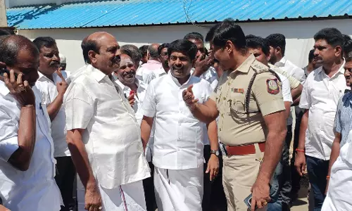 அரசு பள்ளியை முற்றுகையிட முயன்ற இந்து முன்னணியினர்