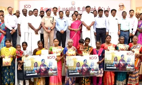 கலைஞர் மகளிர் உரிமைத்திட்ட பெண்களுக்கு ஏ.டி.எம். கார்டுகள் கலைஞர் மகளிர் உரிமைத்திட்ட பெண்களுக்கு ஏ.டி.எம். கார்டுகள்