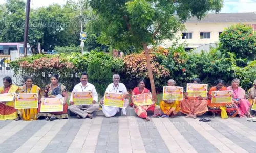 தூய்மை பணியாளர்கள் காத்திருப்பு போராட்டம்