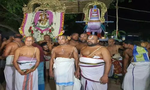 திருக்கோளூர் வைத்தமாநிதி பெருமாள் கோவிலில் கருடசேவை:திரளான பக்தர்கள் சாமி தரிசனம் திருக்கோளூர் வைத்தமாநிதி பெருமாள் கோவிலில் கருடசேவை:திரளான பக்தர்கள் சாமி தரிசனம்