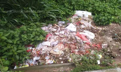 ஆற்றங்கரையில் கொட்டப்படும் குப்பைகள்