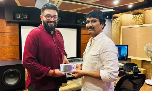 இசையில் மிரட்டிய சித்தார்த் விபின்.. ஐபோன் வழங்கி அசத்திய ஒன் 2 ஒன் இயக்குனர் இசையில் மிரட்டிய சித்தார்த் விபின்.. ஐபோன் வழங்கி அசத்திய ஒன் 2 ஒன் இயக்குனர்