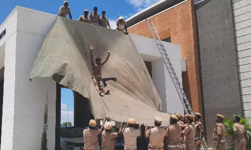 கள்ளக்குறிச்சியில்பேரிடர்களில் சிக்குபவர்களை மீட்பது குறித்து மாணவர்களுக்கு செயல்விளக்கம் கள்ளக்குறிச்சியில்பேரிடர்களில் சிக்குபவர்களை மீட்பது குறித்து மாணவர்களுக்கு செயல்விளக்கம்