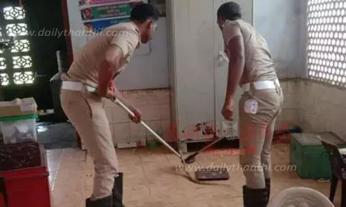 அங்கன்வாடி மையத்தில் புகுந்த பாம்பு பிடிபட்டது அங்கன்வாடி மையத்தில் புகுந்த பாம்பு பிடிபட்டது
