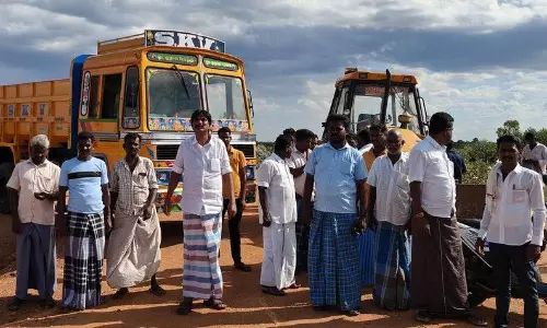 உளுந்தூர்பேட்டையில் பரபரப்புஅ.தி.மு.க. பிரமுகர் இடத்தில் செம்மண் கடத்தல்லாரி, பொக்லைன் எந்திரத்தை பொதுமக்கள் சிறைபிடித்தனர்