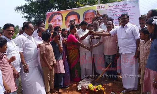 கோணப்பட்டி அரசு பள்ளிக்கு நுழைவுவாயில்-சுற்றுச்சுவர் கட்ட பூமி பூஜை