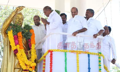 அண்ணா சிலைக்கு, அரசியல் கட்சியினர்  மரியாதை