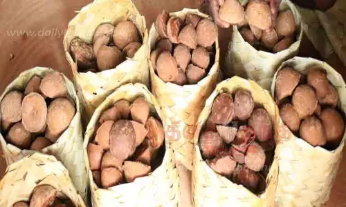 சீசன் முடிந்தும் பனைமரத்தில் இருந்து மண் கலயத்தை இறக்காத தொழிலாளர்கள் சீசன் முடிந்தும் பனைமரத்தில் இருந்து மண் கலயத்தை இறக்காத தொழிலாளர்கள்