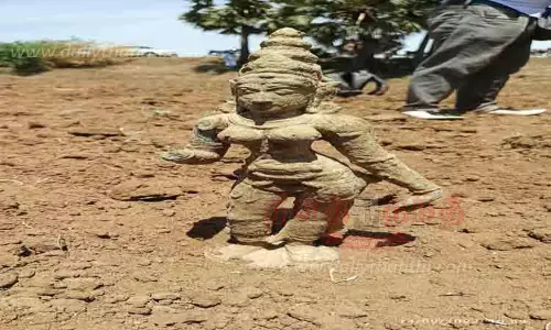 வயலில் கிடந்த பழங்கால சாமி சிலை