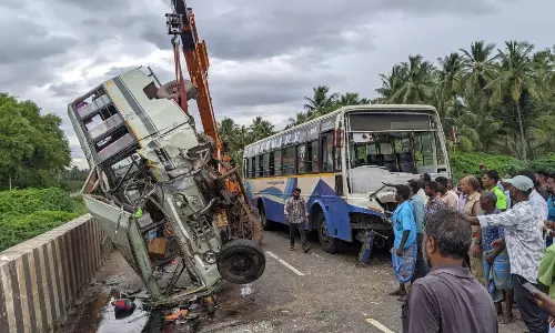 அரசு பஸ் மீது மோதி தலைகுப்புற கவிழ்ந்த வேன்