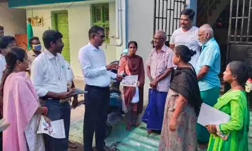 டெங்கு காய்ச்சல் எதிரொலி: வீடு, வீடாக சென்று பொதுமக்களுக்கு விழிப்புணர்வு