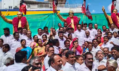 அண்ணா சிலைக்கு மாலை அணிவித்து மரியாதை