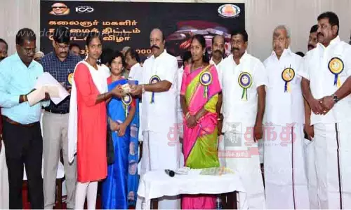 மகளிர் உரிமைத் தொகை பயனாளிகளுக்கு ஏ.டி.எம். கார்டு  அமைச்சர் கே.ஆர். பெரிய கருப்பன் வழங்கினார்