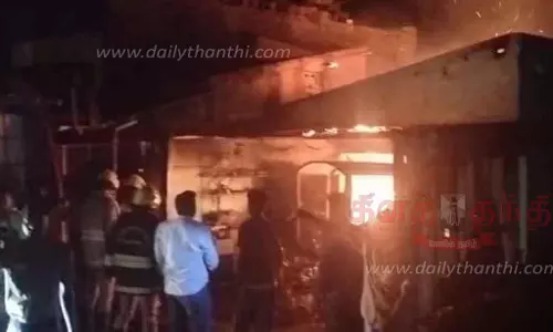 வாணியம்பாடி அருகே பழக்கடையில் நள்ளிரவில் தீ விபத்து