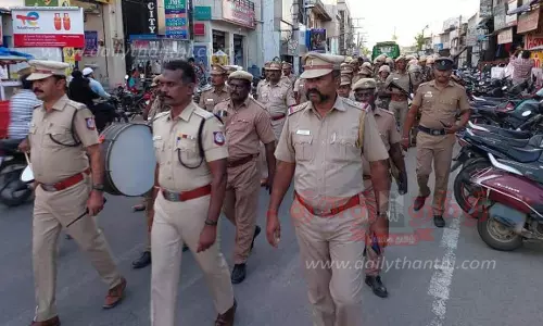 வாணியம்பாடியில் போலீஸ் கொடி அணிவகுப்பு
