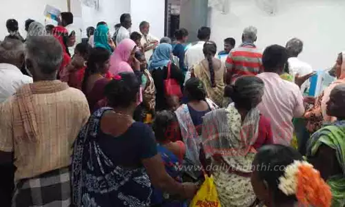 மகளிர் உரிமைத்தொகை வந்துள்ளதா? என அறிய வங்கியில் குவிந்த பெண்களால் பரபரப்பு மகளிர் உரிமைத்தொகை வந்துள்ளதா? என அறிய வங்கியில் குவிந்த பெண்களால் பரபரப்பு