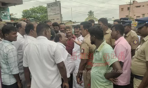 இறந்த தொழிலாளியின் உடலை மயானத்தில் புதைக்க எதிர்ப்பு தெரிவித்ததால் பரபரப்பு