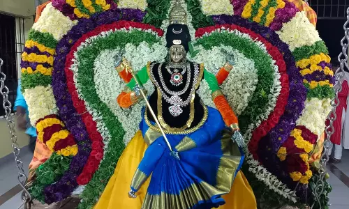 எல்லை காளியம்மன் கோவிலில் ஊஞ்சல் சேவை