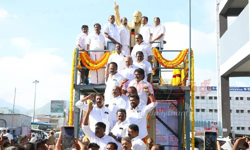 அண்ணா சிலைக்கு தி.மு.க., அ.தி.மு.க.வினர் மரியாதை