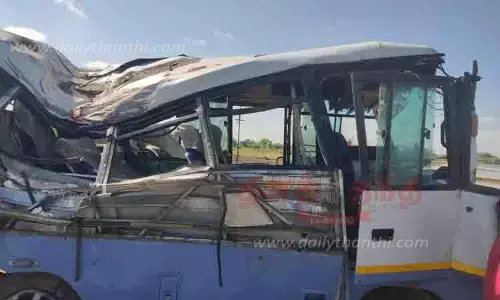 மரத்தில் மோதி வேன் கவிழ்ந்தது