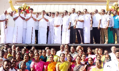 அண்ணா பிறந்தநாளையொட்டி அவரது சிலைக்கு தி.மு.க.சார்பில் மாலை அணிவித்து மரியாதை