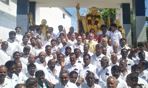 அண்ணா சிலைக்கு அரசியல் கட்சியினர் மாலை அணிவிப்பு