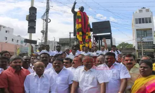 அண்ணா சிலைக்கு அரசியல் கட்சியினர் மாலை அணிவித்து மரியாதை