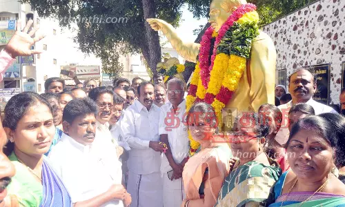 ஈரோட்டில், அண்ணா பிறந்தநாள் விழா: பல்வேறு அரசியல் கட்சியினர் சிலைக்கு மாலை அணிவித்து மரியாதை ஈரோட்டில், அண்ணா பிறந்தநாள் விழா: பல்வேறு அரசியல் கட்சியினர் சிலைக்கு மாலை அணிவித்து மரியாதை