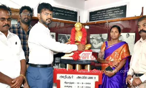அரசு சார்பில் பிறந்தநாள் விழா: அண்ணா சிலைக்கு கலெக்டர்ராஜகோபால் சுன்கரா மரியாதை அரசு சார்பில் பிறந்தநாள் விழா: அண்ணா சிலைக்கு கலெக்டர்ராஜகோபால் சுன்கரா மரியாதை