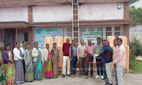 முன்னாள் மாணவர்கள் நிதியுதவி