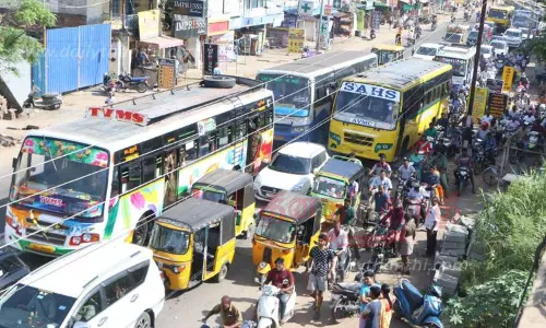 மரப்பாலம் சந்திப்பில் கடும் போக்குவரத்து நெரிசல்