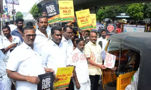 பொதுமக்களுக்கு விழிப்புணர்வு துண்டுபிரசுரம் வழங்கும் நிகழ்ச்சி