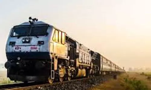 எக்ஸ்பிரஸ் ரெயில் மோதி வாலிபர் படுகாயம் எக்ஸ்பிரஸ் ரெயில் மோதி வாலிபர் படுகாயம்