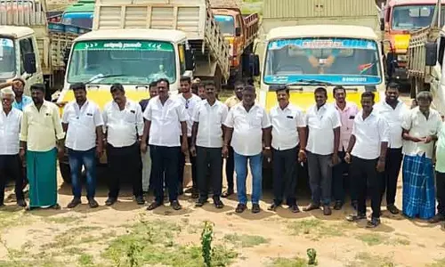 டிப்பர் லாரி உரிமையாளர்கள் வேலை நிறுத்தம் போராட்டம்