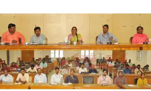 மாணவா்களுக்கு அதிகளவில் கல்வி கடன் உதவிகளை வழங்க வேண்டும்