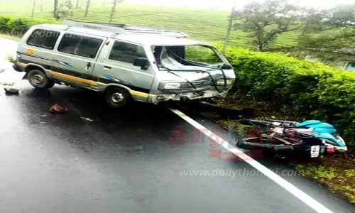 கார் மோதி வாலிபர் படுகாயம்