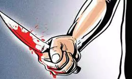 சாலையில் நடந்து சென்ற பெண்ணை வழிமறித்து கத்திக்குத்து