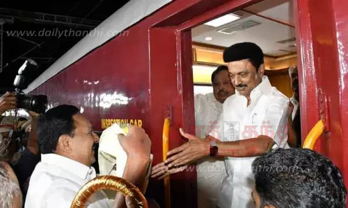 முதல்-அமைச்சர் மு.க.ஸ்டாலினுக்கு அமைச்சர் ஆர்.காந்தி தலைமையில் வரவேற்பு முதல்-அமைச்சர் மு.க.ஸ்டாலினுக்கு அமைச்சர் ஆர்.காந்தி தலைமையில் வரவேற்பு