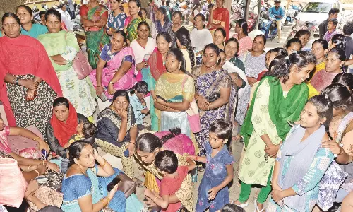 கலைஞர் மகளிர் உரிமை திட்ட அலுவலக ஊழியர்களை முற்றுகையிட்டதால் பரபரப்பு