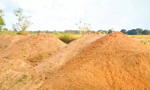 முரம்பு மண் கடத்திய டிராக்டர் பறிமுதல்