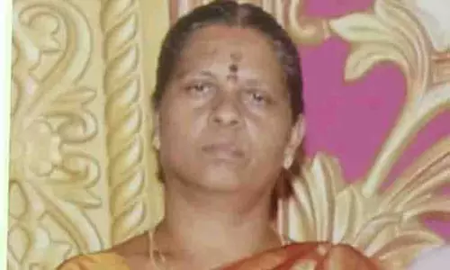 கார் பள்ளத்தில் கவிழ்ந்து அ.தி.மு.க. பிரமுகர் மனைவி பலி