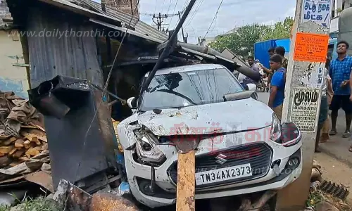 தாறுமாறாக ஓடிய கார் ஓட்டலுக்குள் புகுந்தது