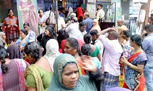 ரூ.1,000 உரிமைத்தொகை வாங்க வங்கியில் குவிந்த பெண்களால் பரபரப்பு
