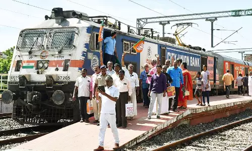 ஸ்ரீரங்கம் ரெயில் நிலையத்தில் நின்று சென்ற வைகை எக்ஸ்பிரஸ்