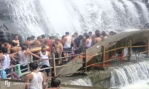 குற்றாலத்தில் சுற்றுலா பயணிகள் குவிந்தனர்