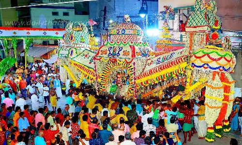 மதுரையில்  பூப்பல்லக்கில் நவநீதகிருஷ்ணன்