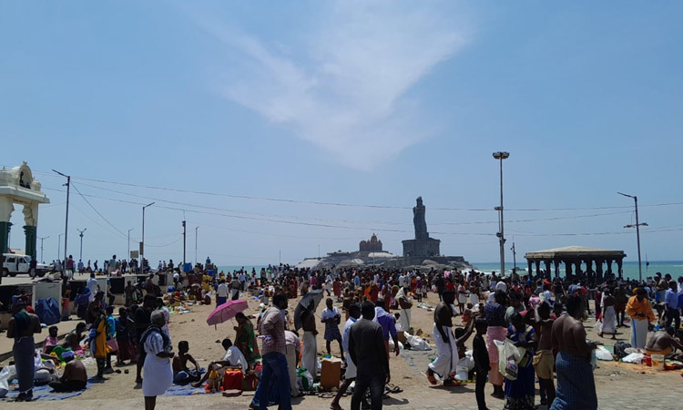 விடுமுறை தினம்;  கன்னியாகுமரியில் குவிந்த சுற்றுலா பயணிகள்...!