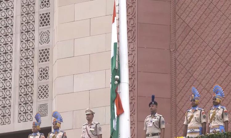 புதிய நாடாளுமன்றத்தில் தேசியக் கொடி ஏற்றம்